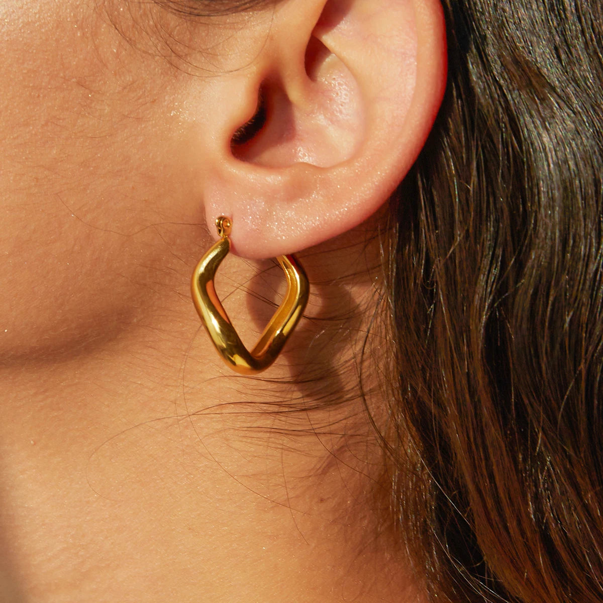 2025 Classic Minimalist 18K Gold-plated Stainless Steel Earrings Wavy U-shaped Women's Daily Waterproof Accessories